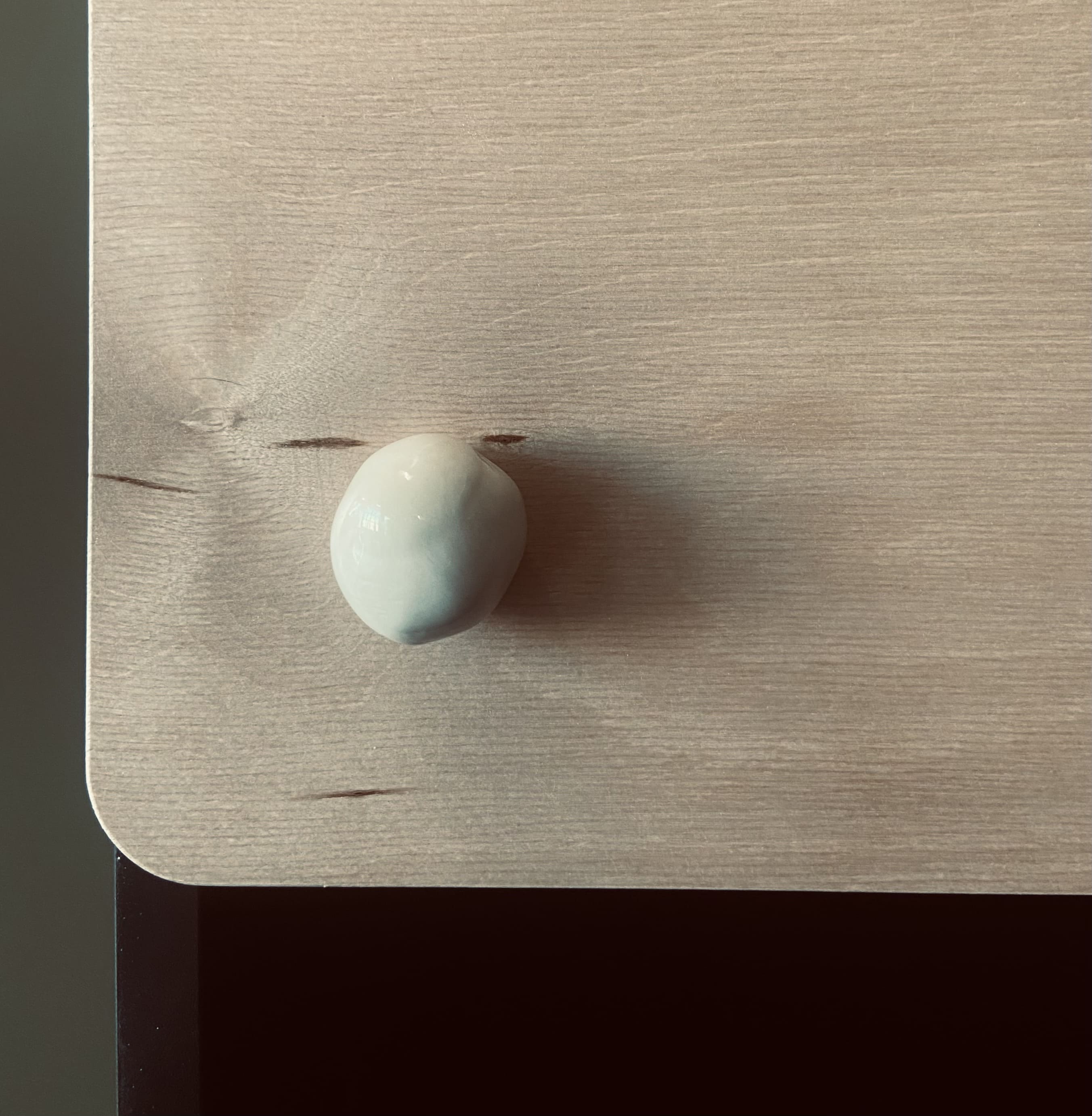 Узкий шкаф с тремя дверками "Сплит (Split)" SP20 в интерьере