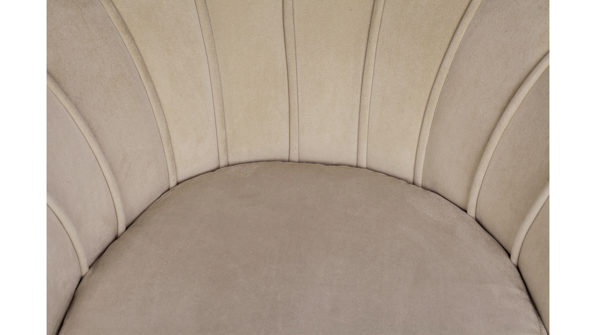 Низкое кресло ракушка Pearl Taupe на черных ножках в интерьере