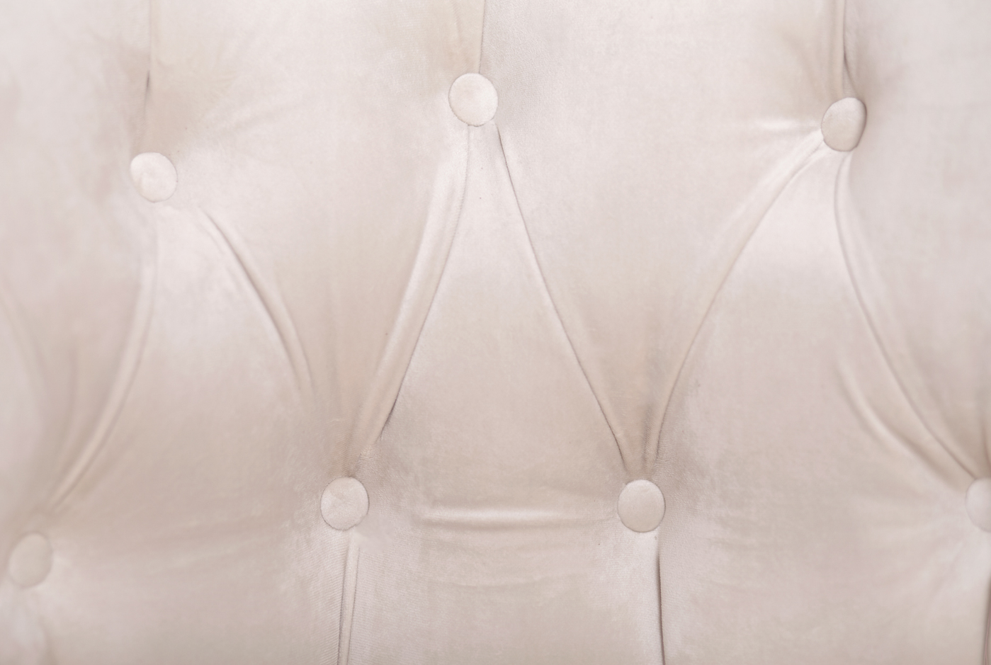 Низкое кресло Swaun Beige Velvet в интерьере