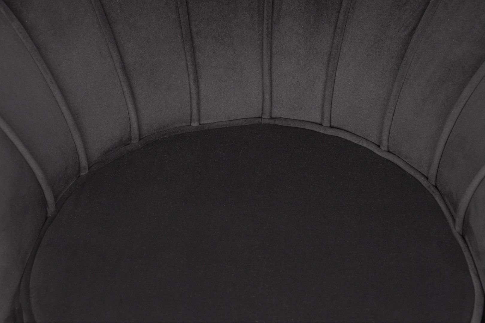 Низкое кресло ракушка Pearl черный на черных ножках в интерьере