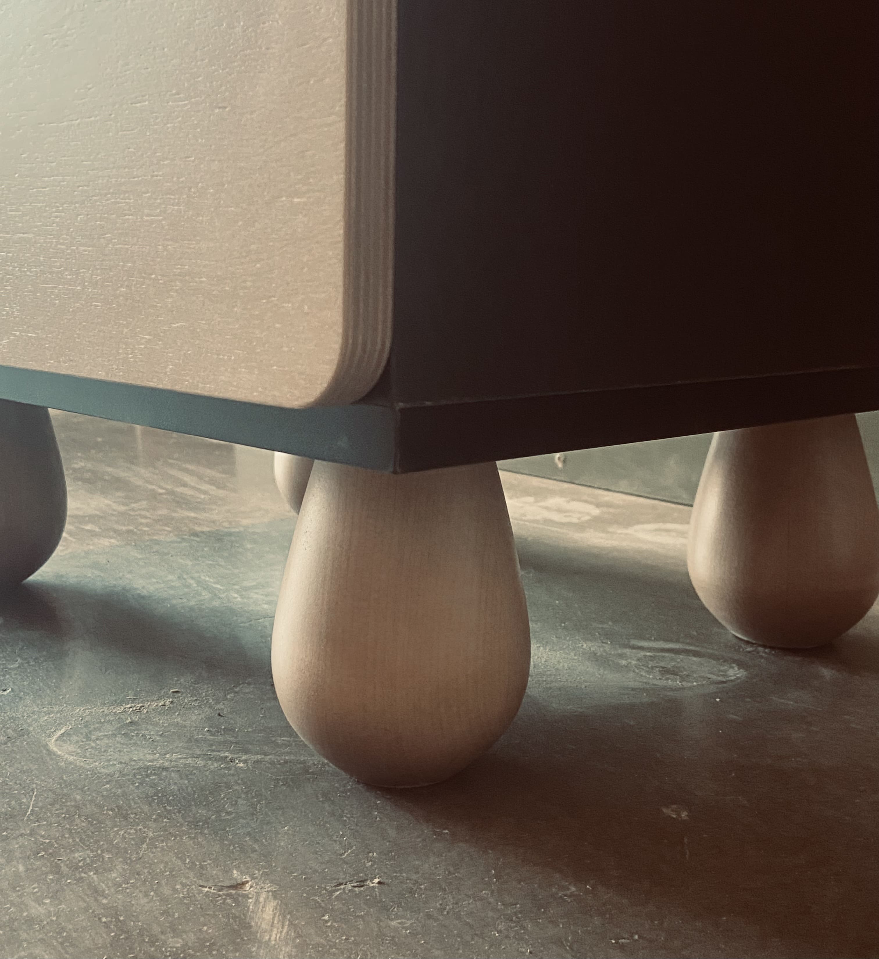 фото Узкий шкаф с тремя дверками "Сплит (Split)" SP10 в интерьере