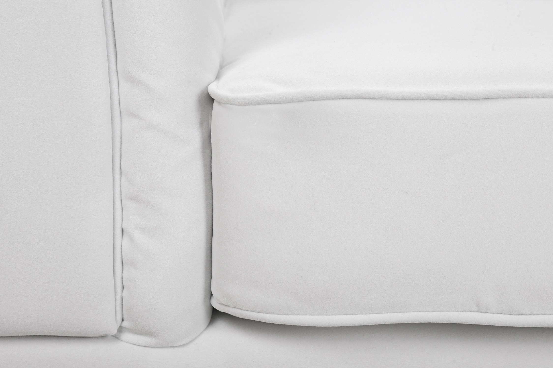 Низкое кресло Dasen White в интерьере в Санкт-Петербурге