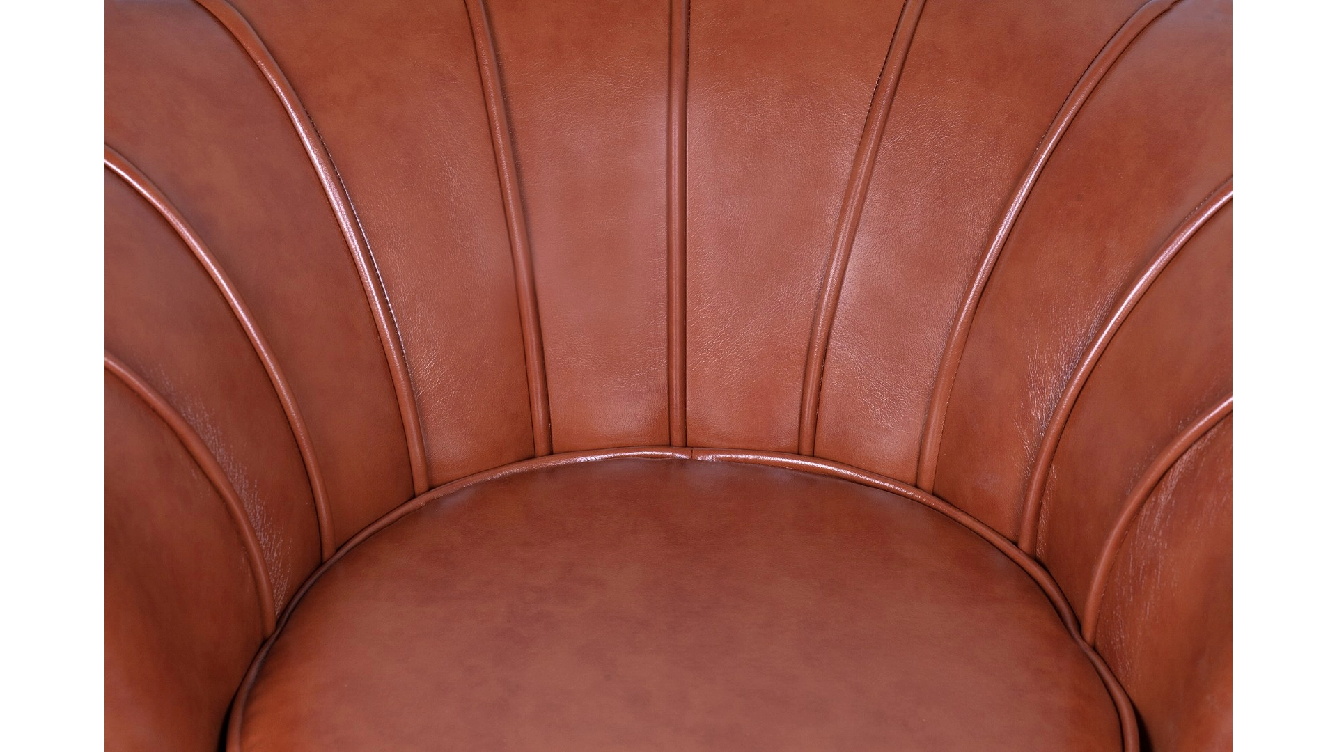 Низкое кресло ракушка Pearl Brown на черных ножках в интерьере в Москве Низкое кресло ракушка Pearl Brown на черных ножках в интерьере