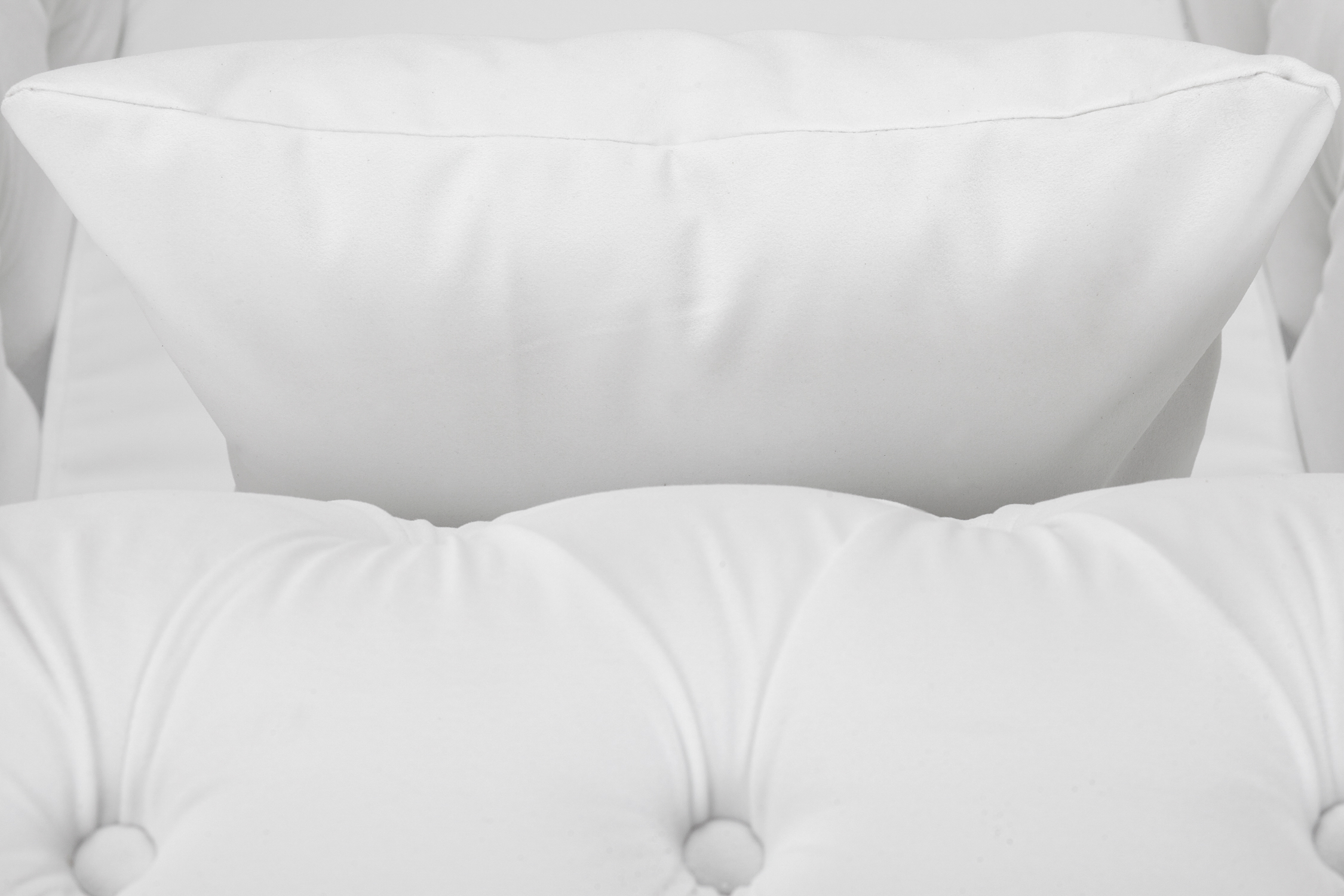 Низкое кресло Dasen White в интерьере в Санкт-Петербурге