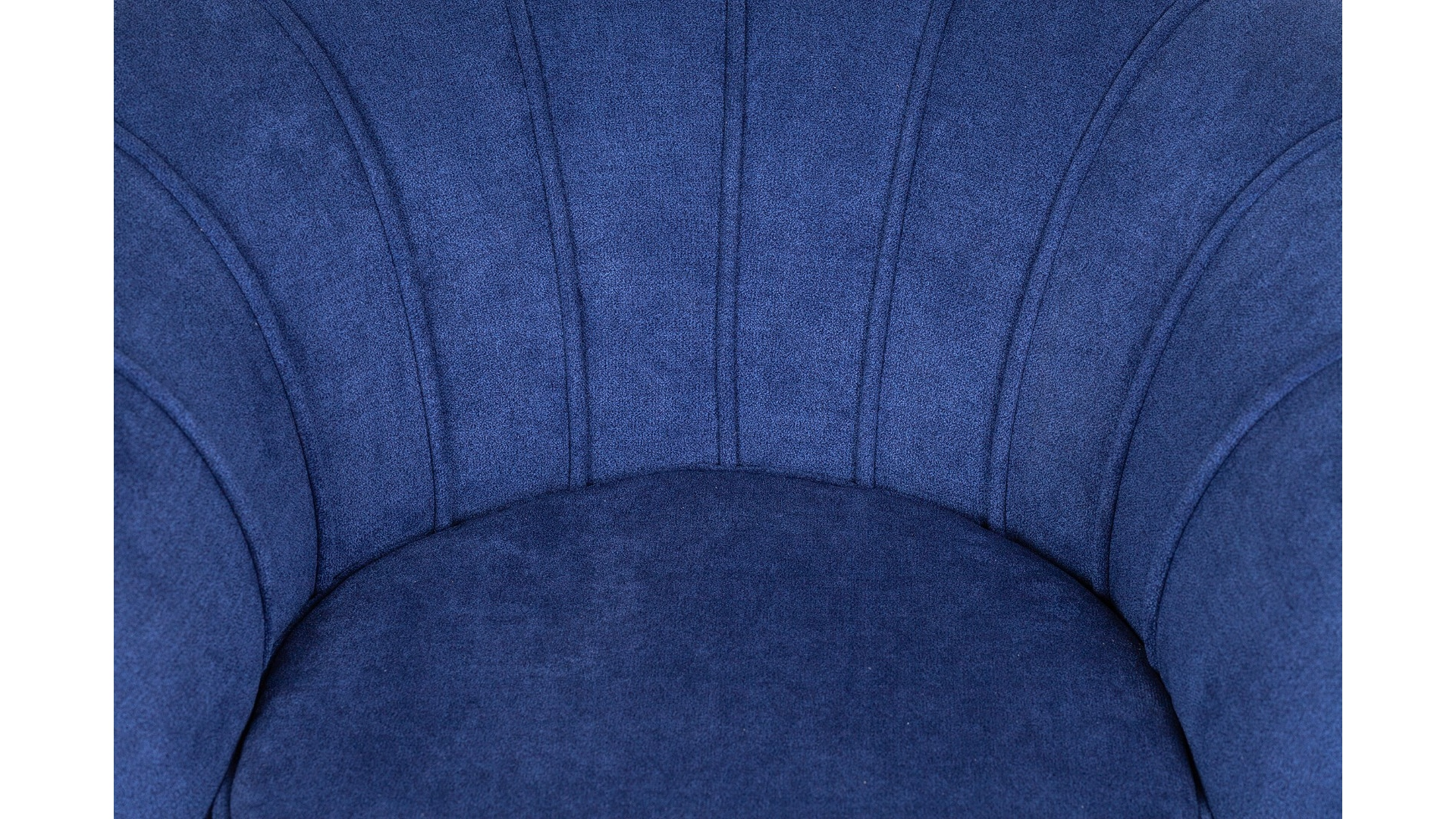 Низкое кресло ракушка Pearl синий на черных ножках в интерьере в Москве Низкое кресло ракушка Pearl синий на черных ножках в интерьере