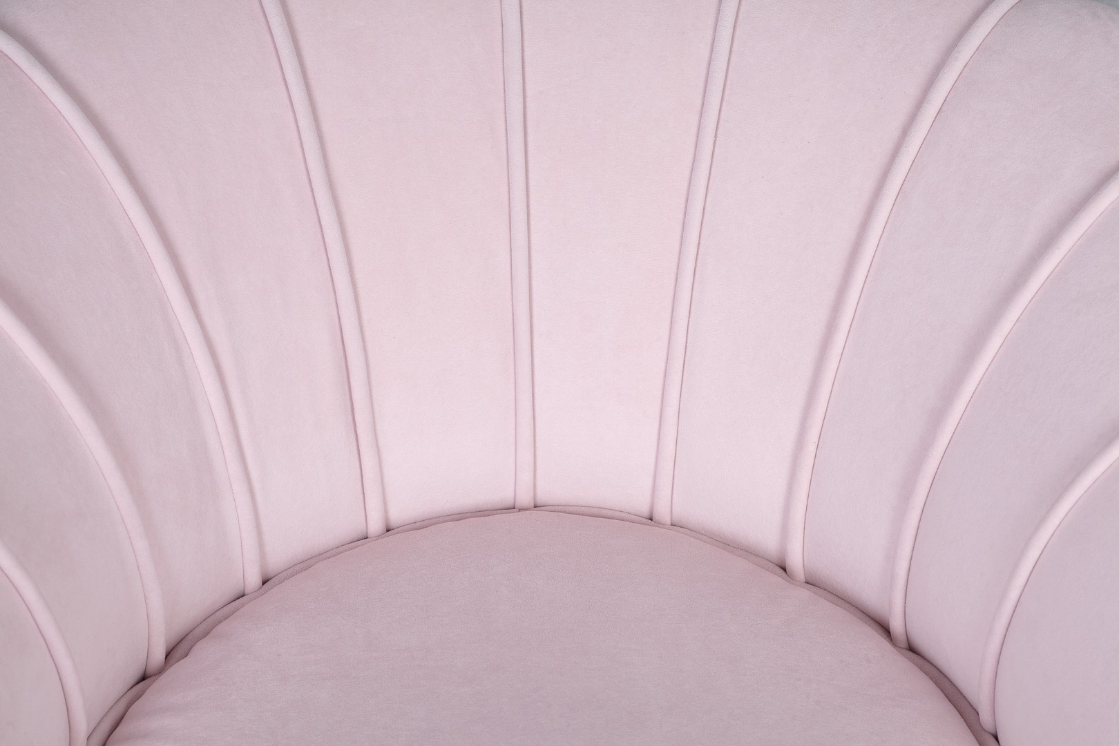 Низкое кресло ракушка Pearl розовый V2 в интерьере