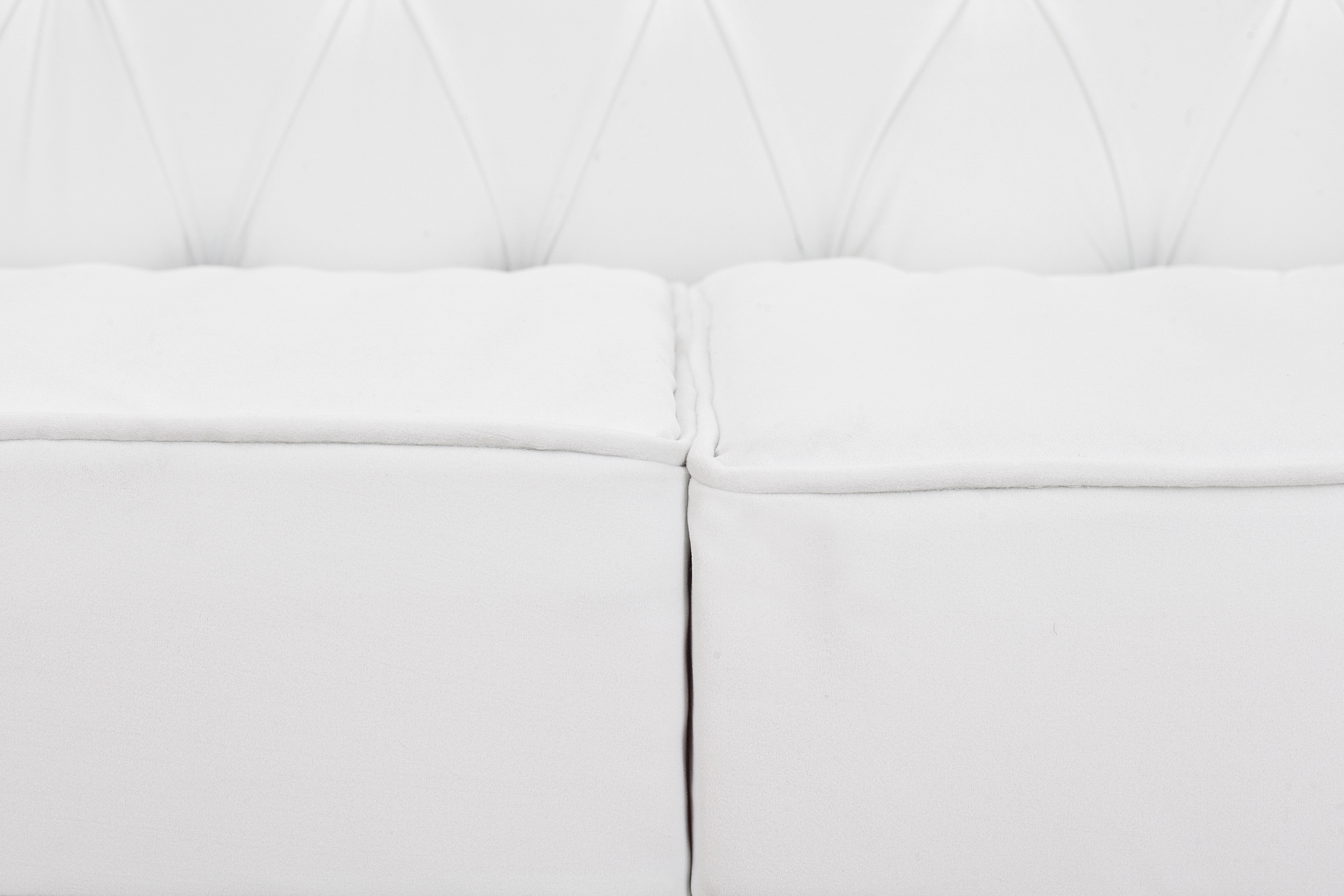 фото Трехместный прямой диван мягкий арт-деко Neylan белый в интерьере в Москве фото Трехместный прямой диван мягкий арт-деко Neylan белый в интерьере