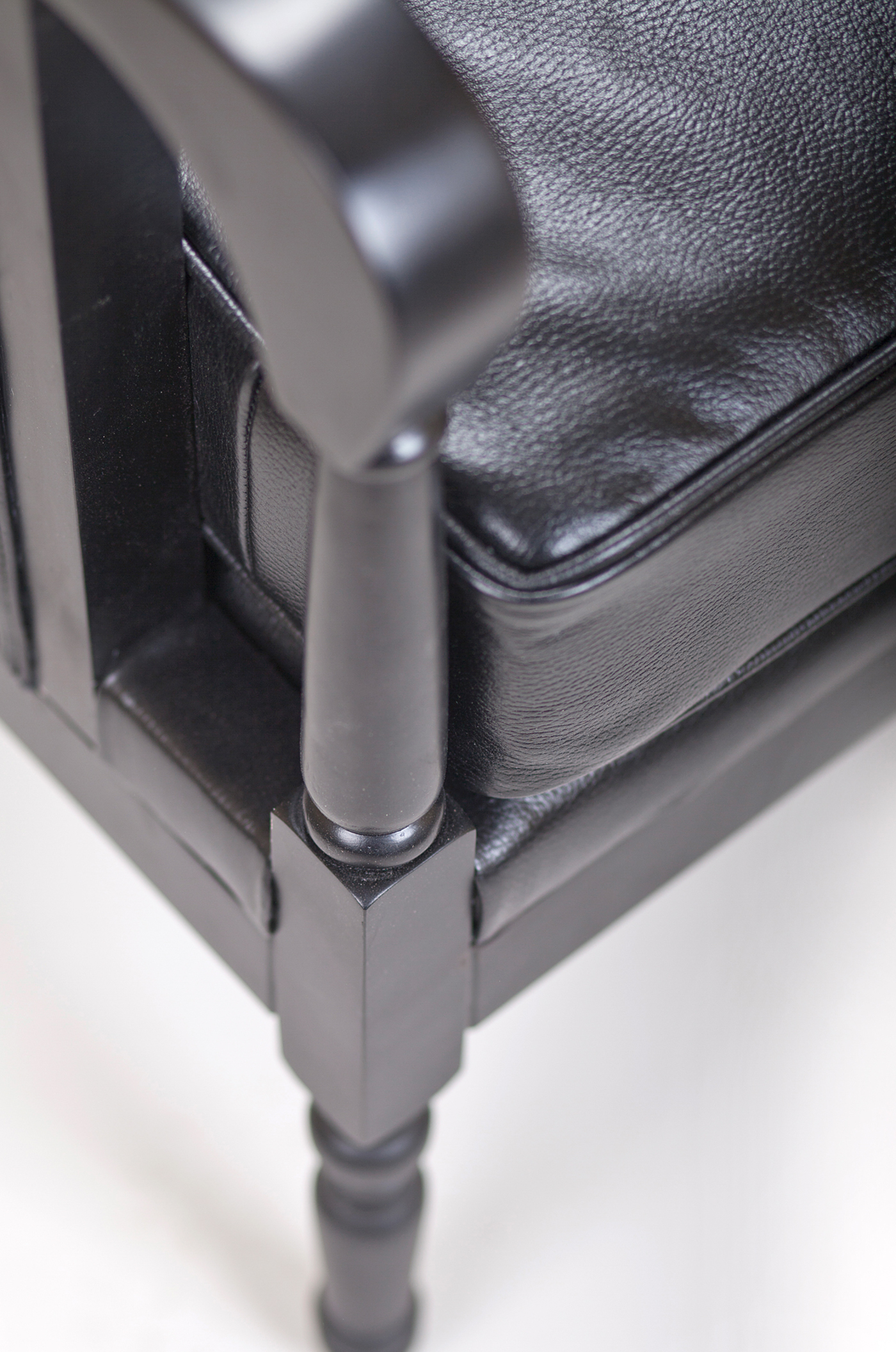 фото Классическое американское кресло Colin Black Leather