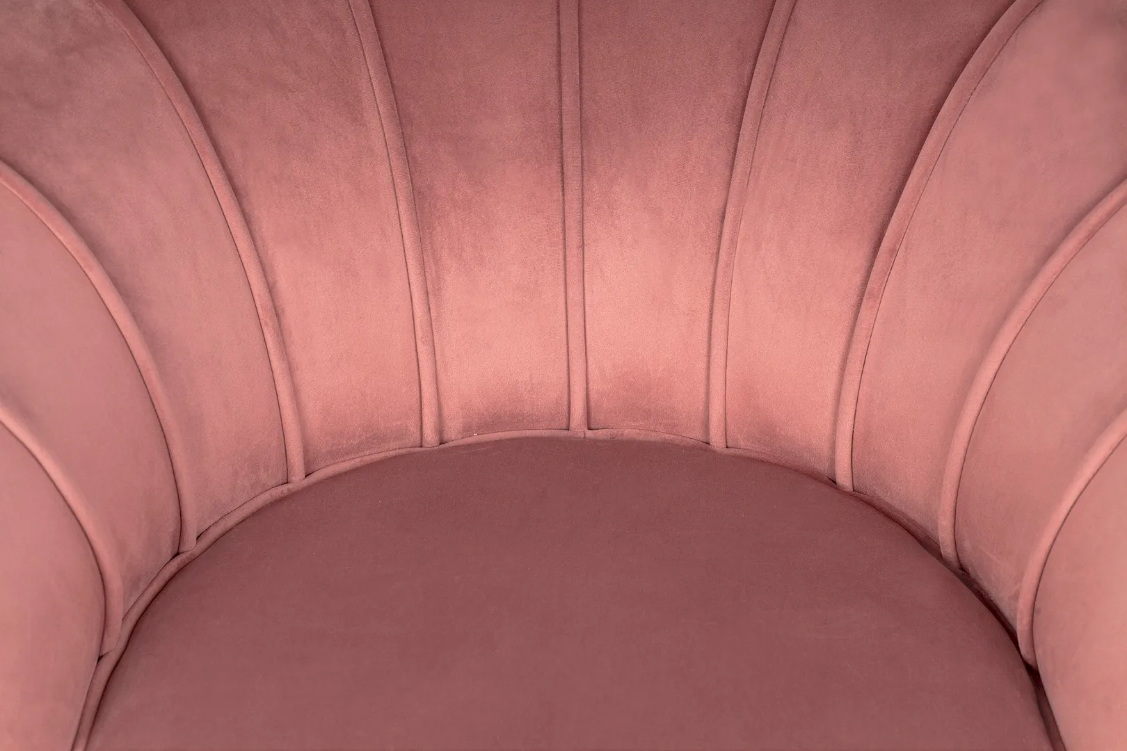 Низкое кресло ракушка Pearl Pink V3 в интерьере в Санкт-Петербурге