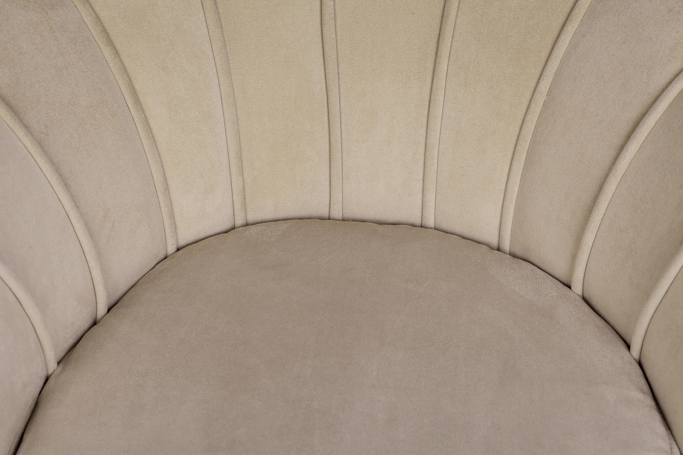 Низкое кресло ракушка Pearl Taupe в интерьере в Москве Низкое кресло ракушка Pearl Taupe в интерьере в Санкт-Петербурге