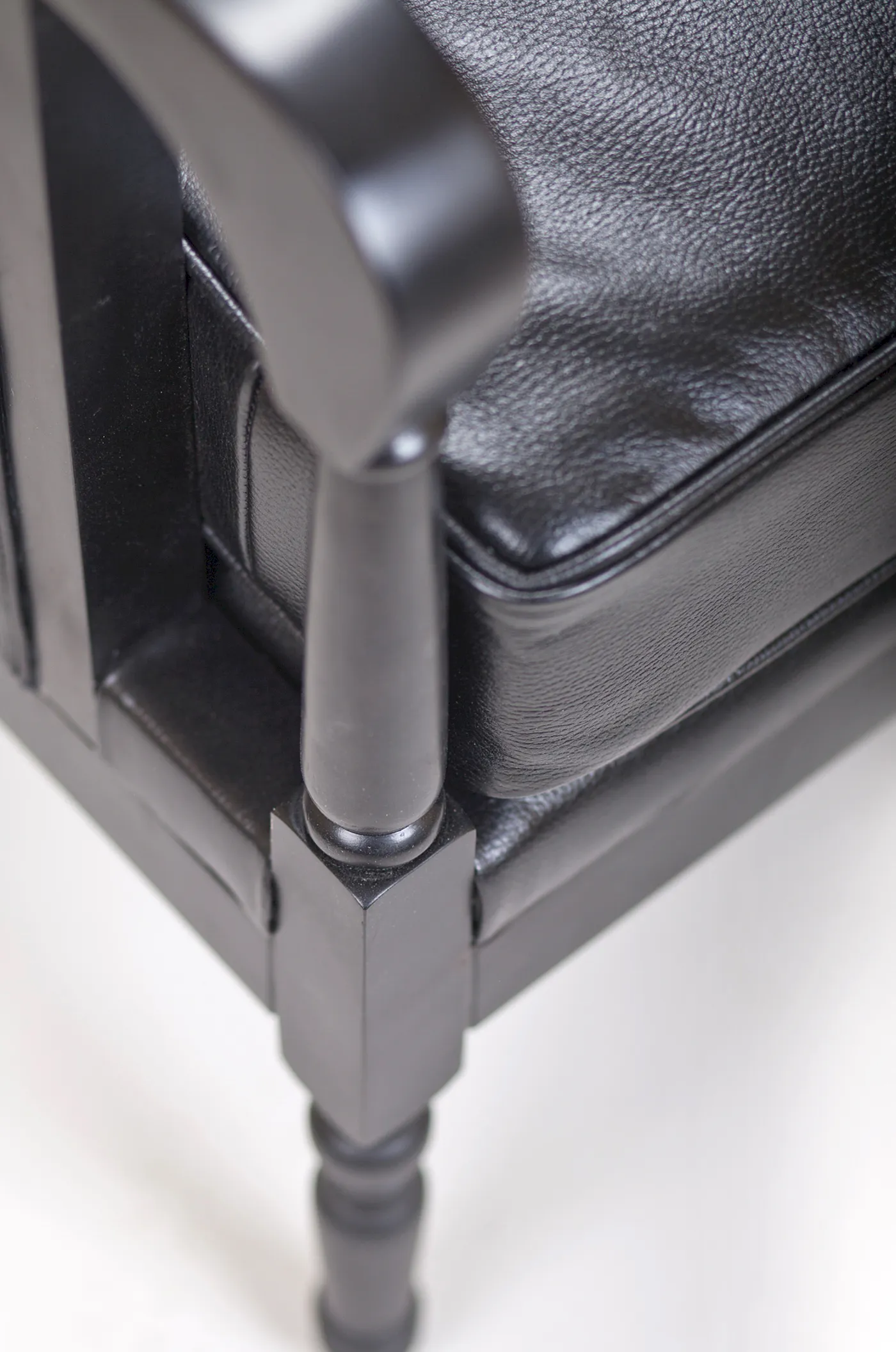 фото Классическое американское кресло Colin Black Leather в Санкт-Петербурге