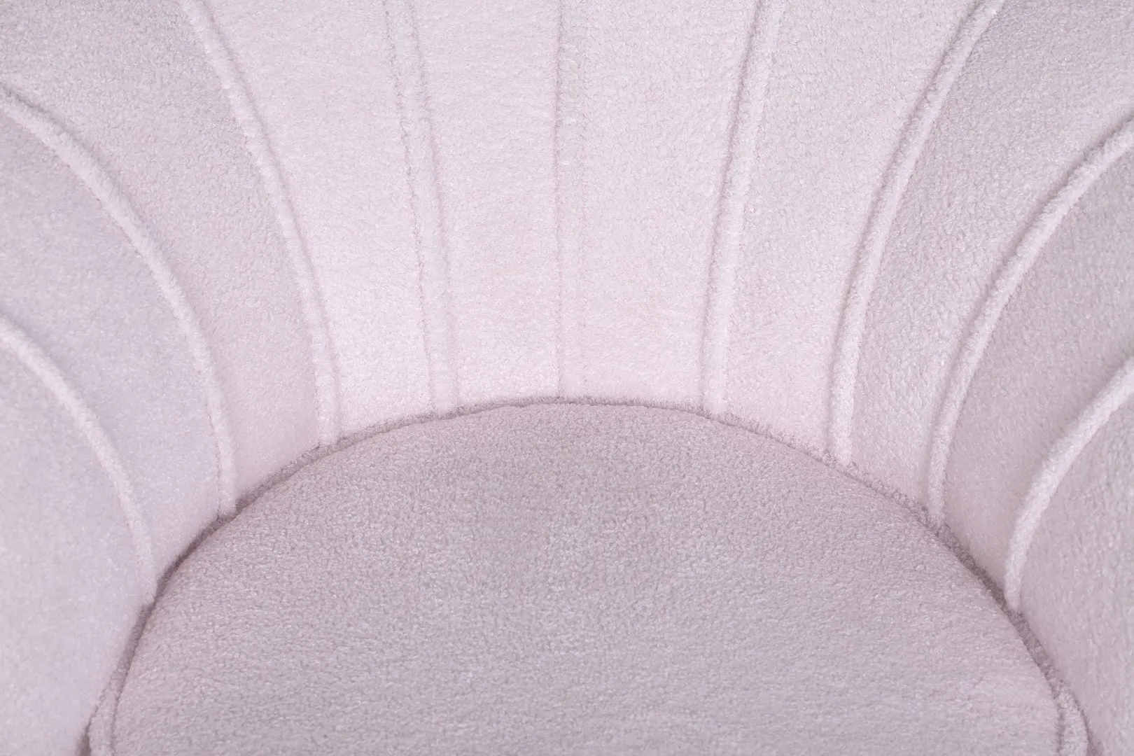 Низкое кресло ракушка Pearl Pink Boucle в интерьере в Москве Низкое кресло ракушка Pearl Pink Boucle в интерьере в Санкт-Петербурге