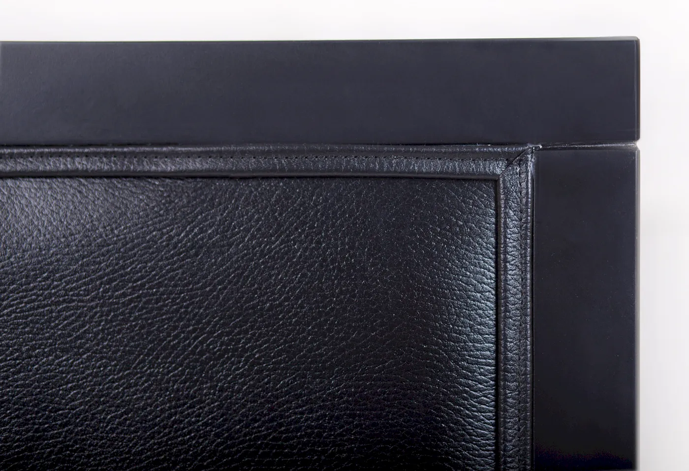 Классическое американское кресло Colin Black Leather в интерьере в Санкт-Петербурге