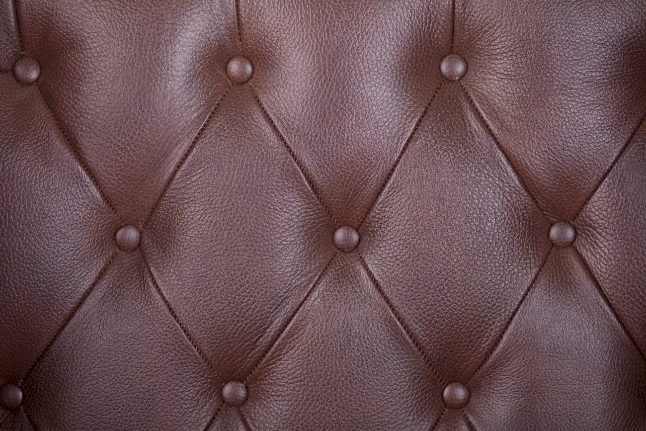 фото Каминное кожаное кресло Royal Brown в интерьере в Санкт-Петербурге