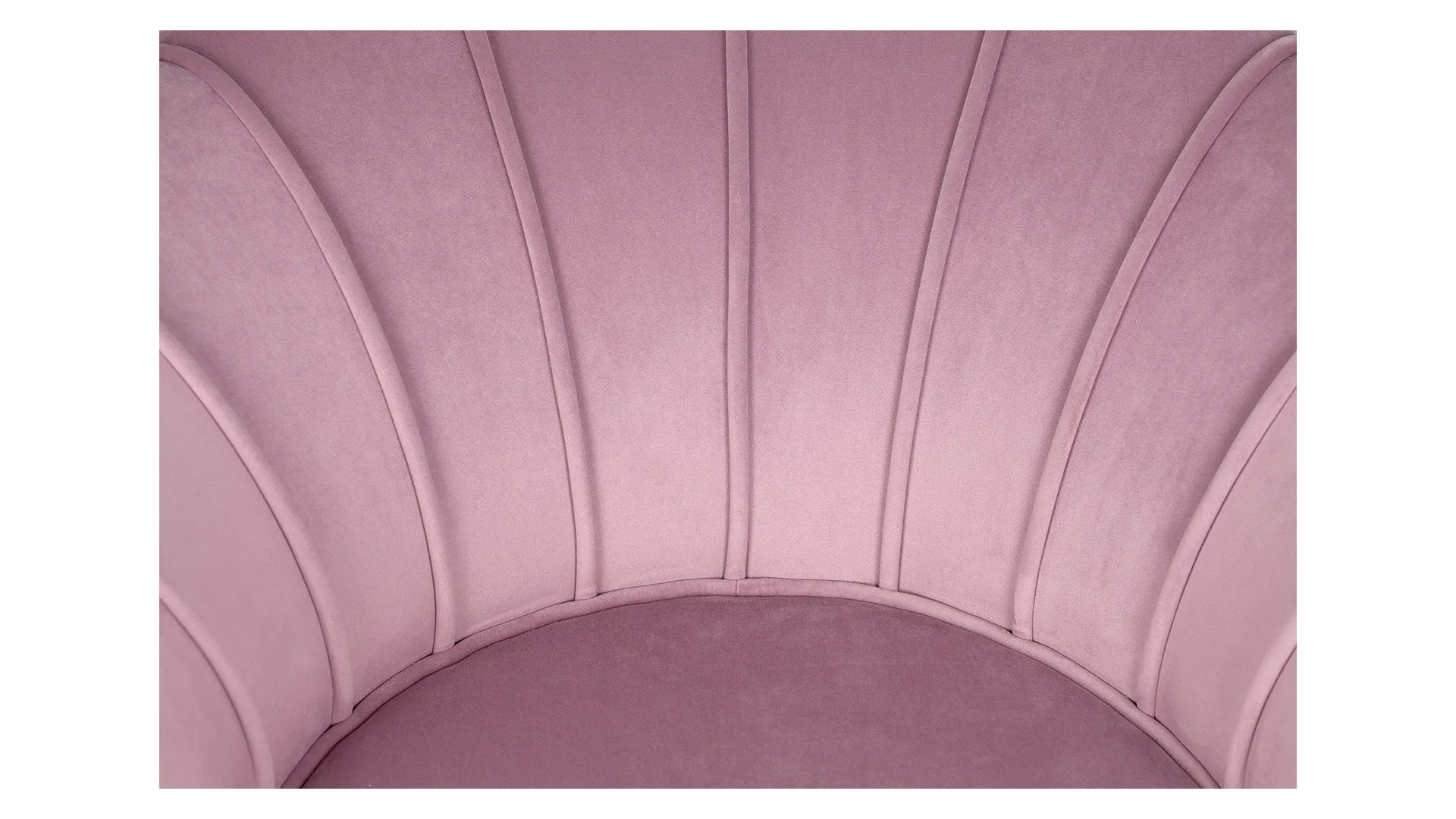 Кресло ракушка Pearl Pink на черных ножках в интерьере