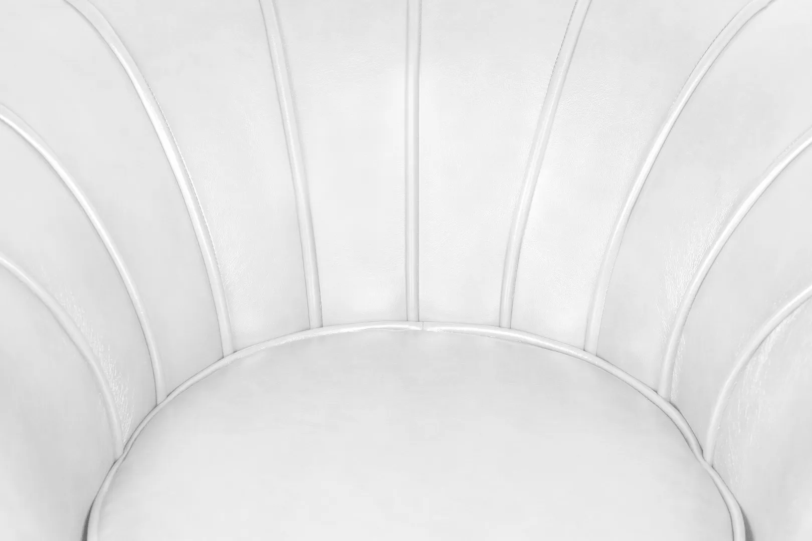 Низкое кресло ракушка Pearl White в интерьере в Москве Низкое кресло ракушка Pearl White в интерьере в Санкт-Петербурге
