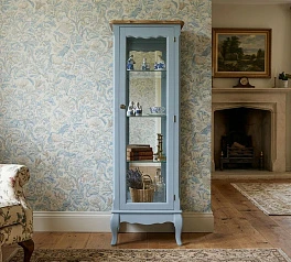 Шкаф "Леонтина (Leontina)" в голубом цвете для посуды узкий/низкий арт ST9319B в интерьере в Санкт-Петербурге