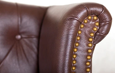 фото Кожаный дизайнерский диван Royal Sofa Brown в интерьере в Санкт-Петербурге