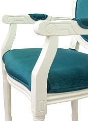 Мягкий стул с подлокотниками Volker Arm Blue and White в интерьере в Санкт-Петербурге